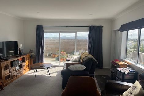 Photo of property in 3 Balmain Street, Newlands, Wellington, 6037