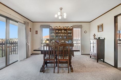 Photo of property in 18 Kennedy Avenue, Forrest Hill, Auckland, 0620