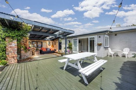 Photo of property in 8 Craigbank Avenue, New Lynn, Auckland, 0600