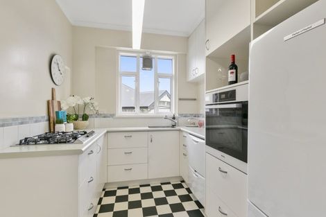 Photo of property in Owd Trafford Flats, 17 Brougham Street, Mount Victoria, Wellington, 6011