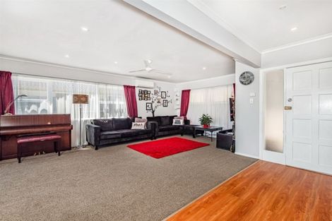 Photo of property in 365 Wairau Road, Totara Vale, Auckland, 0629