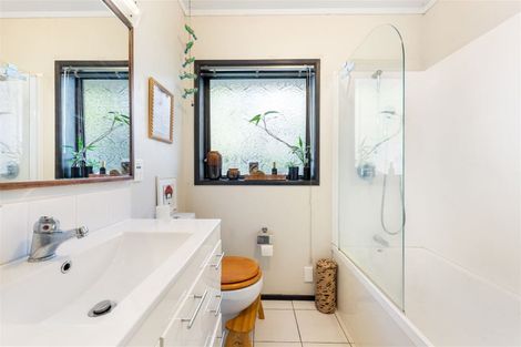 Photo of property in 2 Kaurimu Rise, Titirangi, Auckland, 0604