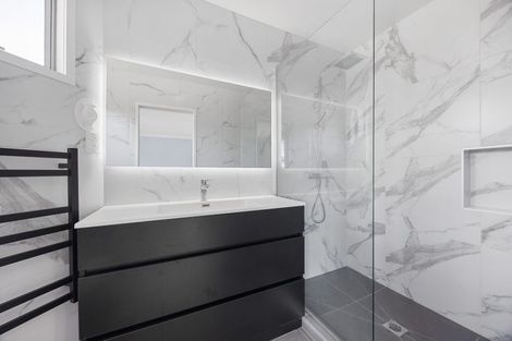 Photo of property in 10 Lupetti Rise, West Harbour, Auckland, 0618