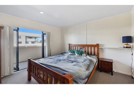 Photo of property in 10/11 Jack Conway Avenue, Manukau, Auckland, 2104