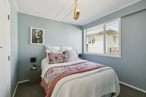 Photo of property in 6 Brooker Grove, Newlands, Wellington, 6037