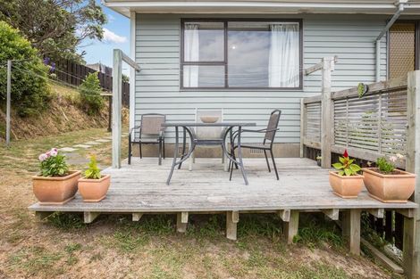 Photo of property in 106 Gloaming Hill, Titahi Bay, Porirua, 5022