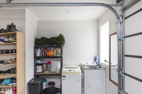 Photo of property in 4 Cyprus Place, Fitzherbert, Palmerston North, 4410