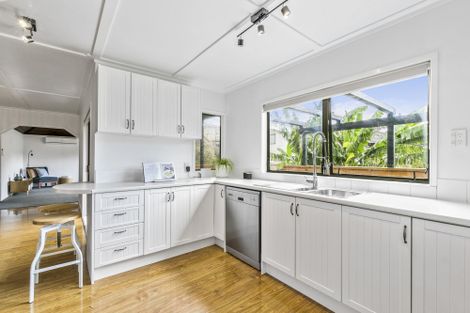 Photo of property in 18a Lynbrooke Avenue, Blockhouse Bay, Auckland, 0600