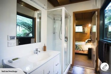 Photo of property in 426 Scenic Drive, Waiatarua, Auckland, 0612