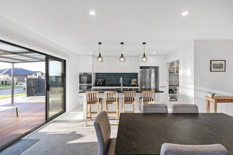 Photo of property in 32 Atlantic Drive, Fitzherbert, Palmerston North, 4410