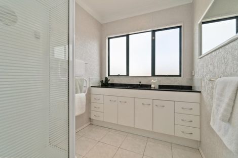 Photo of property in 30 Millstream Drive, Henderson, Auckland, 0610