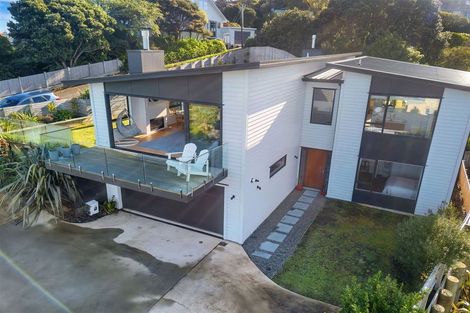 Photo of property in 8 The Track, Plimmerton, Porirua, 5026