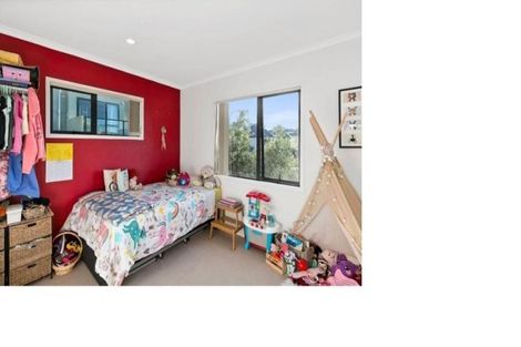 Photo of property in 4 Forbes Lane, Newlands, Wellington, 6037