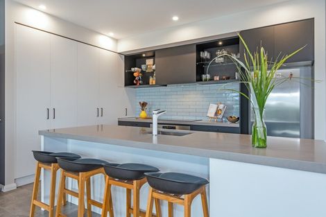 Photo of property in 8 Mediterranean Grove, Fitzherbert, Palmerston North, 4410