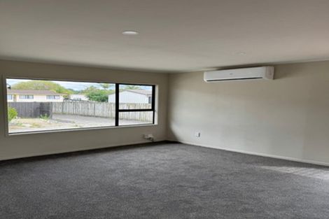 Photo of property in 2/16 Edwin Freeman Place, Ranui, Auckland, 0612