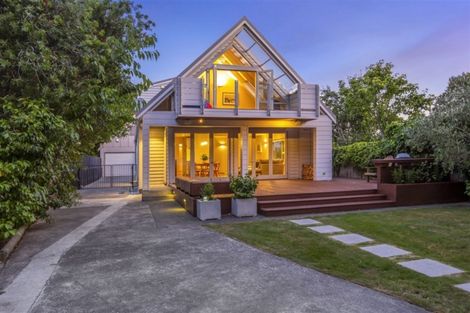 Photo of property in 18 Airlie Road, Plimmerton, Porirua, 5026