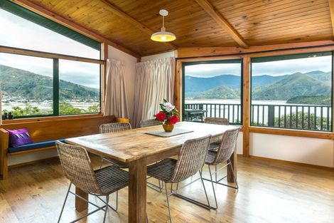 Photo of property in 215 Queen Charlotte Drive, Havelock, Picton, 7281