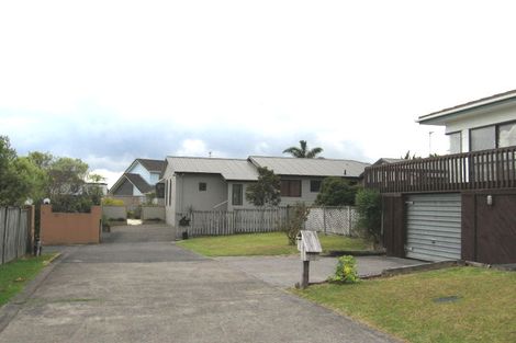 Photo of property in 15 Raphael Place, West Harbour, Auckland, 0618
