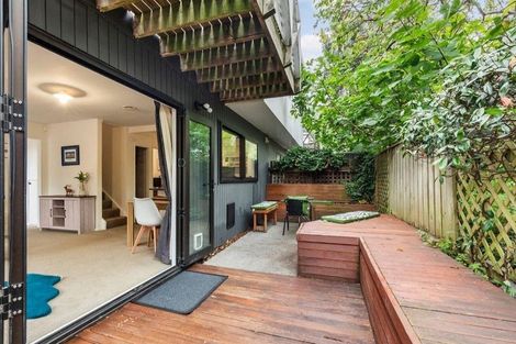 Photo of property in 4/163 Queens Drive, Lyall Bay, Wellington, 6022