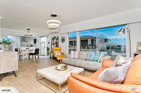 Photo of property in 2/33 Hyde Road, Rothesay Bay, Auckland, 0630