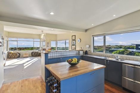 Photo of property in 33 Marram Way, Peka Peka, Waikanae, 5391