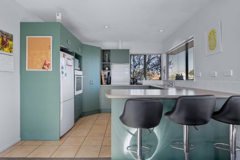 Photo of property in 4 Gwen Place, Redwood, Christchurch, 8051