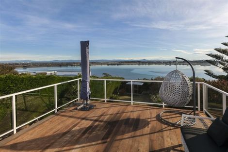 Photo of property in 32 The Brae, Mount Pleasant, Christchurch, 8081