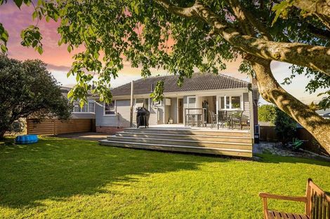 Photo of property in 21 Covil Avenue, Te Atatu South, Auckland, 0610
