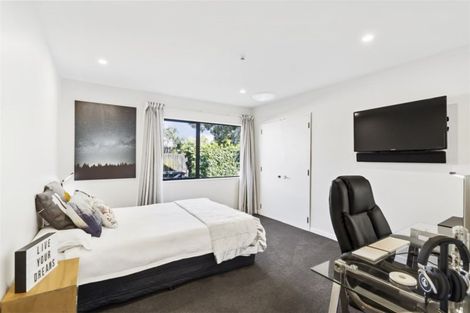 Photo of property in 2/8 Phillip Parade, Forrest Hill, Auckland, 0620