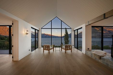 Photo of property in 66 Cedar Drive, Kelvin Heights, Queenstown, 9300
