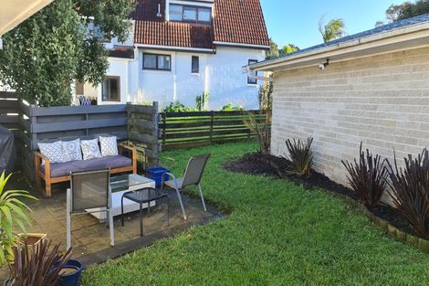 Photo of property in 3/220 East Coast Road, Forrest Hill, Auckland, 0620
