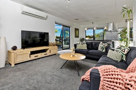 Photo of property in 2/4 Kupari Place, Totara Vale, Auckland, 0629