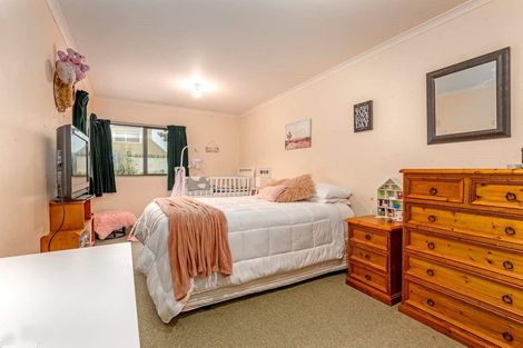 Photo of property in 15 Woburn Place, Takaro, Palmerston North, 4412