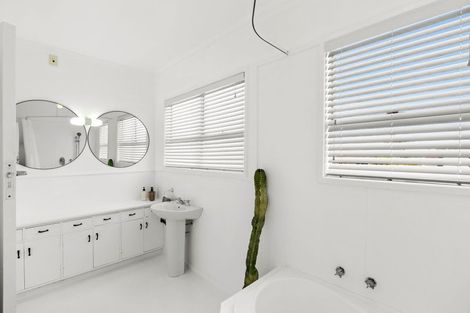 Photo of property in 8 Wallace Place, Westown, New Plymouth, 4310