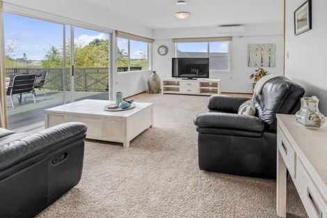 Photo of property in 2/3 Pohutukawa Avenue, Shelly Park, Auckland, 2014
