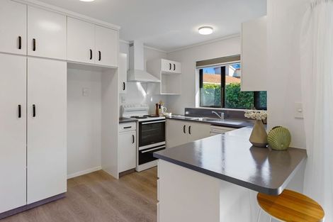 Photo of property in 37 Rosebank Grove, Waikanae, 5036