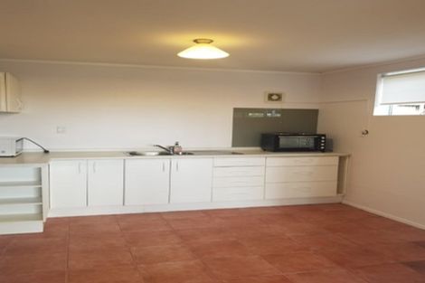 Photo of property in 1/4 Acacia Road, Torbay, Auckland, 0632