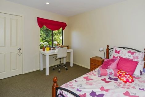 Photo of property in 6 Rising Parade, Fairview Heights, Auckland, 0632