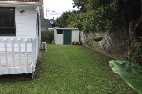 Photo of property in 1/7 Vardon Road, Green Bay, Auckland, 0604