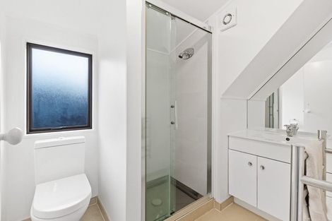 Photo of property in 22 Redfern Lane, Glenfield, Auckland, 0629