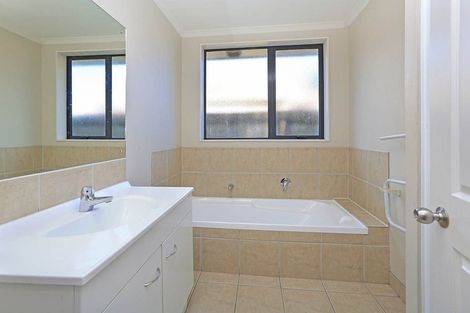 Photo of property in 203 Keri Vista Rise, Papakura, 2110