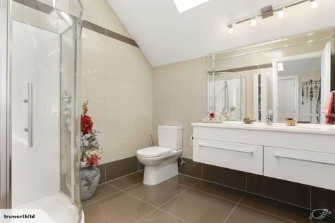 Photo of property in 186 Boord Crescent, Kumeu, 0891