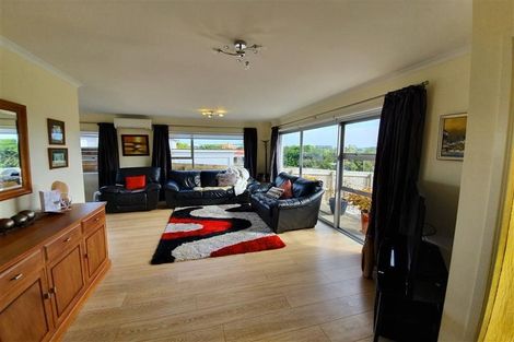 Photo of property in 2/18a Sherwood Avenue, Te Atatu South, Auckland, 0610