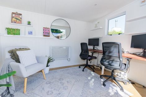 Photo of property in 10 Cotswold Crescent, Newlands, Wellington, 6037