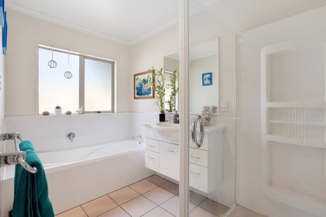 Photo of property in 8 Stonedge Lane, Rosedale, Auckland, 0632
