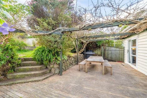 Photo of property in 6 Onehuka Road, Tirohanga, Lower Hutt, 5010