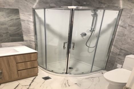 Photo of property in 2/21 Akoranga Drive, Northcote, Auckland, 0627