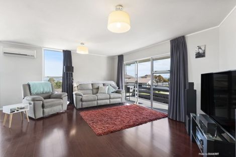 Photo of property in 3 Cheltenham Terrace, Newlands, Wellington, 6037