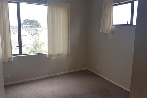 Photo of property in 37 Spalding Rise, Golflands, Auckland, 2013