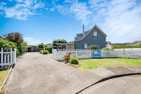 Photo of property in 14 Goldie Place, Waikanae Beach, Waikanae, 5036